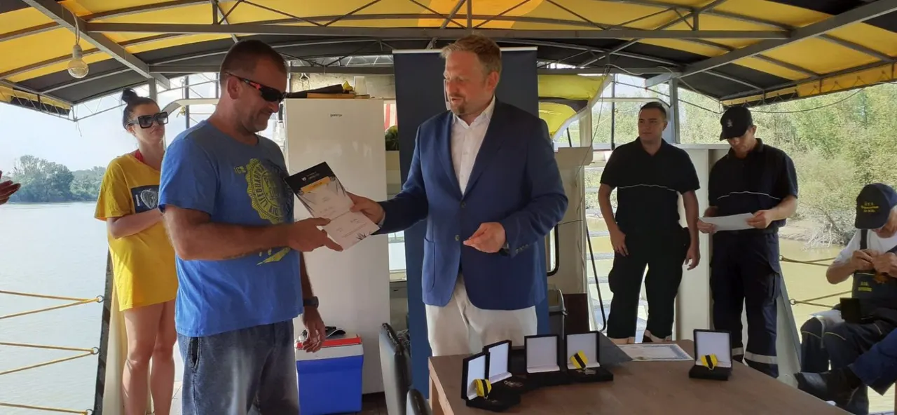 THE PRESIDENT OF LIBERLAND DECORATED FIREFIGHTERS AND DIVERS FROM APATIN AND SOMBOR